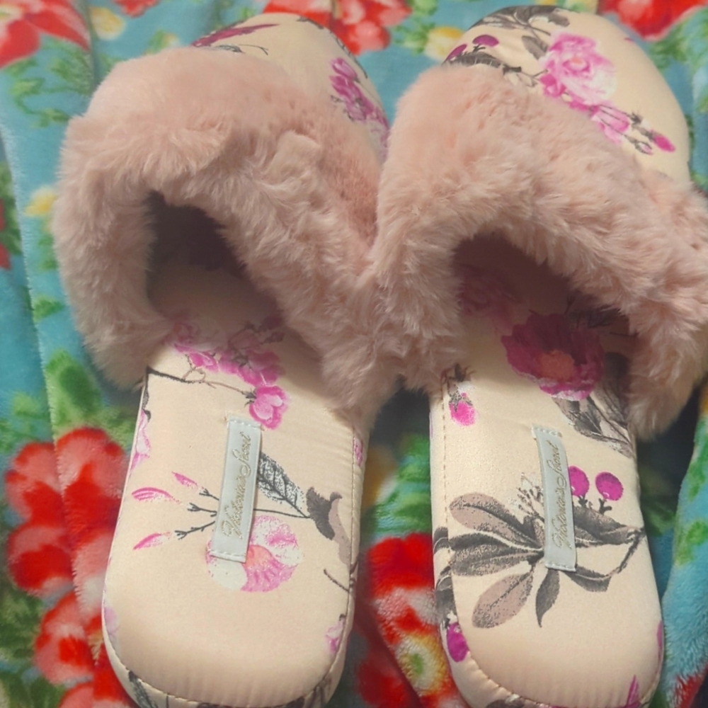 Victoria secret pink flower slippers